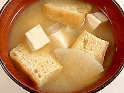 豆腐と大根と栃尾の油あげの味噌汁